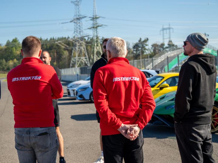 BMW M4 projíždí horskou vesnicí