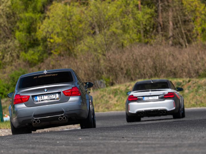 Supercars na závodním okruhu